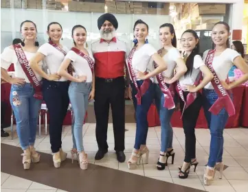  ??  ?? Karambir joins some Miss Grand Miri 2018 finalists in a photo-call at the Boulevard Shopping Complex Miri.