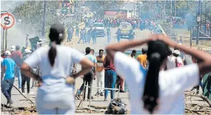  ?? Picture: SINO MAJANGAZA ?? HAD ENOUGH: Students clash with police at the Fort Hare Alice campus.