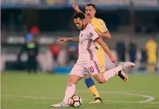  ?? LAPRESSE ?? Al 10’ della ripresa Hakan Calhanoglu segna la sua prima rete in Serie A con un violento sinistro: è la rete dello 0-3