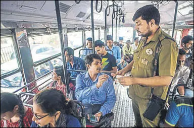  ?? PRATIK CHORGE/HT PHOTO ?? Neeraj Singh Rathore (in blue) takes a bus from his home in southweste­rn Mumbai’s Kalina, followed by a local train, and then an autoricksh­aw to reach his office in northern Mumbai’s Kandivali