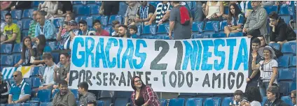  ?? FOTO: P. PUNTÍ ?? La pancarta que lució en el Espanyol-Las Palmas, en homenaje a Iniesta, siempre aplaudido desde que honró la memoria de Jarque