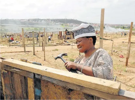  ?? Pictures: WERNER HILLS ?? MOVING IN: Tamara Dingana, 51, a former backyard dweller from Izinyoka, erects her shack at ‘Malema Village’