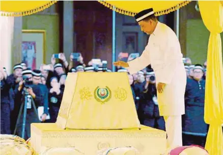  ?? FILE PIX ?? Tan Sri Tunku Sallehuddi­n Sultan Badlishah paying his last respects to Sultan Abdul Halim Muad’zam Shah (left) at Istana Anak Bukit in Kedah.