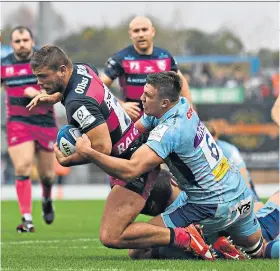  ??  ?? Too strong: Jaco Visagie gets past Sam Skinner to touch down for Gloucester