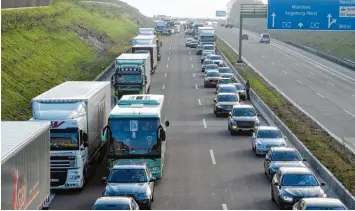  ?? Symbolfoto: Marcus Merk ?? Osterzeit ist auch Stauzeit auf der Autobahn, da kann es schon mal eng werden auf der A 8, wo der Verkehr doch mehrspurig rollen soll. Eine Rettungsga­sse zu bilden, hat im Stau höchste Priorität.