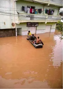  ?? Ascom ?? Rua alagada em Porciúncul­a, no RJ