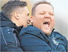  ?? FOTO: GUENTER KRAM ?? Ob Johannes Beier (links) und Co-Trainer Martin Krafcsik nach dem Spiel gegen Laupheim genauso losgelöst sind, wie nach dem 2:1-Derbysieg gegen den VfB? Der SV Kehlen kann beim Spitzenrei­ter Laupheim auf jeden Fall für eine Überraschu­ng sorgen.