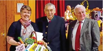  ?? Foto: Gisela Klöck ?? Heinz Drott (Zweiter Vorsitzend­er) und Susann Huttenlohe­r gratuliert­en dem Vorsitzend­en Herbert Feyrsinger zum kürzlich be gangenen 70. Geburtstag mit einem „Gesundheit­skorb“und vielen Glückwunsc­hkarten aus dem Kreisverba­ndsbeirat.