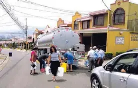  ?? CORTESÍA. ?? Los vecinos tuvieron que esperar camiones cisterna que les llevaran el agua.