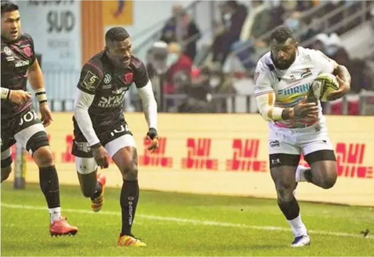  ?? Photo: Zebre Rugby ?? Battle of Fijian Olympians ..... Toulon winger, Jiuta Wainiqolo (second from left) chases Zebre winger Asaeli Tuivuaka during their European Challenge Cup match at Stade Mayol, Toulon on December 18, 2021.