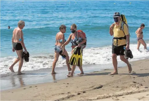  ??  ?? fuerte de playa no sabemos aún si hay que llevar la mascarilla durante A un mes escaso de que empiece la temporada