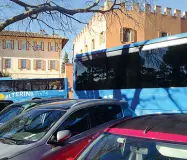  ??  ?? Piazza di Careggi invasa dai bus, a destra il pullman incastrato in via Incontri la scorsa estate