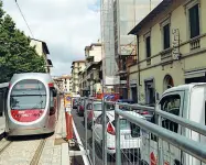  ??  ?? La tramvia sfila accanto alle auto in coda in fondo a via Vittorio Emanuele