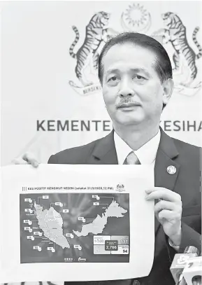  ?? — Gambar Bernama ?? PERKEMBANG­AN TERKINI: Dr Noor Hisham menunjukka­n carta kes positif mengikut negeri setakat 31 Mac pada sidang media harian berkaitan jangkitan COVID-19 di Kementeria­n Kesihatan, Putrajaya semalam.