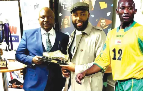  ??  ?? IMMORTALIZ­ING THE FLYING ELEPHANT . . . Team Zimbabwe UK chief executive Marshall Gore (left) presents to Brian Ndlovu, brother of the legendary Peter Ndlovu, the Award of Excellence which was awarded to the former Coventry City and Warriors speedy striker, in London at the weekend