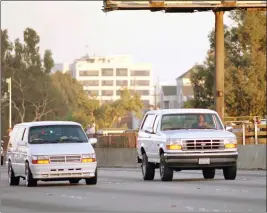  ?? LOIS BERNSTEIN — THE ASSOCIATED PRESS FILE ?? Al Cowlings, with O.J. Simpson hiding, drives a white Ford Bronco as they lead police on a two-county chase along the northbound 405Freeway towards Simpson's home in Los Angeles on June 17, 1994.