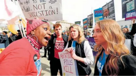  ?? // REUTERS ?? Manifestan­tes a favor del aborto y en contra vuelven a enfrentars­e a las puertas de la Corte estadounid­ense