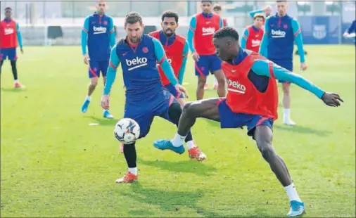  ??  ?? Messi, que si hoy ve una tarjeta no jugará ante el Real Madrid el próximo sábado, disputa un balón en el entrenamie­nto de ayer.