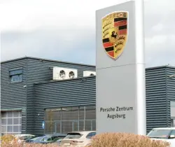  ??  ?? Rund 400 Gäste kamen zum Tag der offenen Tür ins Porsche Zentrum Augsburg.