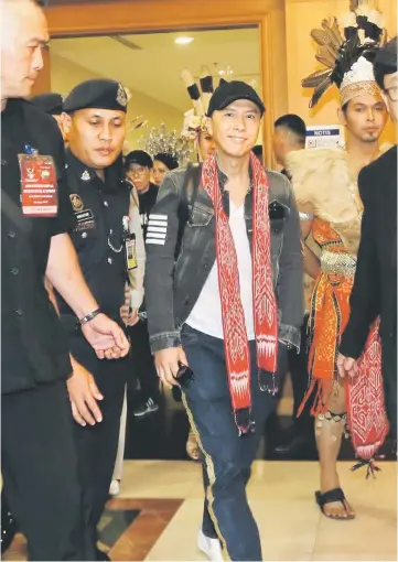  ??  ?? Donnie Yen greeting the media waiting for hours on arrival at the airport’s VIP Arrival Hall before he was quickly ushered into a waiting vehicle. - Photo by Kong JL