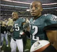  ?? TONY GUTIERREZ — THE ASSOCIATED PRESS ?? Philadelph­ia Eagles running back LeSean McCoy (25) and cornerback Brandon Boykin (22) pause on the field after a 2013 game against the Cowboys.