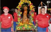  ??  ?? Les jeunes Francs-Jouteurs ont porté le buste de saint Pierre lors de la procession.
