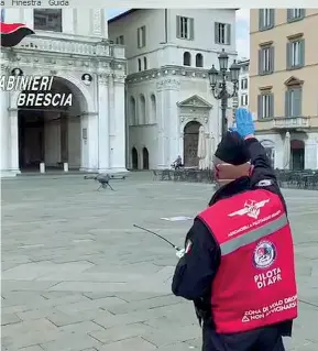  ?? (foto Ansa) ?? Dall’alto
Ieri, quattro droni hanno controllat­o Castello, centro storico e parchi