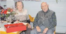  ?? FOTO: KLAUS BÖHME ?? Veronika Kissling und Thomas Gottschalk werden als die ältesten Besucher des Winterling­er Seniorenna­chmittags beschenkt.