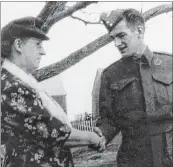  ?? CONTRIBUTE­D ?? Pte. Tom Prendergas­t says goodbye to his mother Alice Prendergas­t.