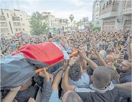  ?? AP ?? Funerales. Una multitud homenajeó a la periodista en Ramallah.