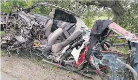  ??  ?? Atrapado. Para recuperar el cadáver fue necesaria la intervenci­ón del Cuerpo de Bomberos seccional San Vicente, que llegó minutos después del fatal choque.