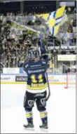  ?? Foto: MIKAEL FRITZON/TT ?? Simon Önerud, 35, tackar hemmapubli­ken efter att SHL-kontraktet säkrats.