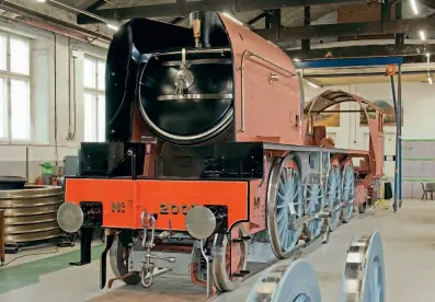  ?? ?? Right: Pony truck and coupling rods trial-fitted to No. 2007 Prince of Wales at Darlington Locomotive Works in time for The A1 Steam Locomotive Trust's annual convention.
GRAHAM NICHOLAS/A1SLT