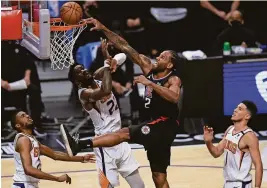  ?? HARRY HOW/GETTY IMAGES ?? Kawhi Leonard scored 27 points Thursday night to lead the Clippers to win over the Suns. The Clippers have won three games in a row.