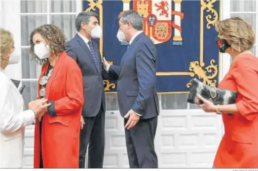  ?? JUAN CARLOS VÁZQUEZ ?? Susana Díaz pasa mientras Amparo Rubiales habla con María Jesús Montero y Pedro Fernández lo hace con Juan Espadas.