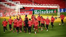  ?? (Photo AFP) ?? Les Parisiens ont pris le pouls d’Old Trafford, hier après-midi.