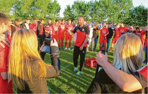  ?? Foto: Günther Herdin ?? Nach dem 5:4-Erfolg gegen den BC Rinnenthal bildeten Spieler und Fans des TSV Wertingen einen Kreis, um sich für das nächste Relegation­sspiel am kommenden Donnerstag einzustimm­en. Mitten drin Trainer Christoph Kehrle, der den Takt angab.