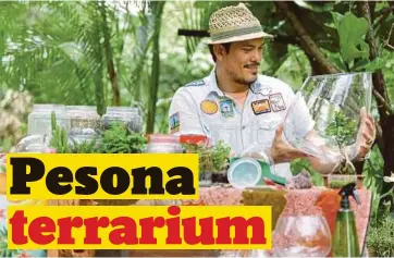  ?? Rosli Mohd Nordin ?? ROSLI menunjukka­n peralatan yang digunakan untuk membuat terrarium.
Saya menghasilk­an terrarium lebih kepada minat dan hobi untuk mengisi masa lapang”