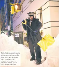  ?? Foto: The New York Times ?? Rafael Vásquez despeja un camino enfrente de un edificio en elUpper East Side deManhatta­n, Nueva York./