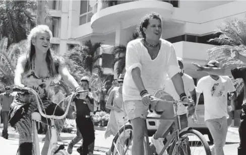  ?? FOTO: CORTESÍA ?? > Shakira y Carlos Vives en la grabación del video.