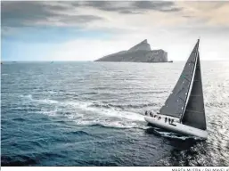  ?? MARÍA MUIÑA / PALMAVELA ?? El barco ‘Aviador’, a su paso por la isla de Dragonera.