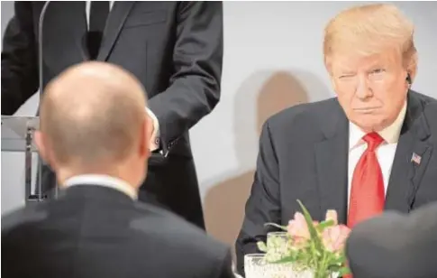  ?? EFE ?? Trump hace un guiño a Putin, sentado enfrente, durante el almuerzo ayer en París