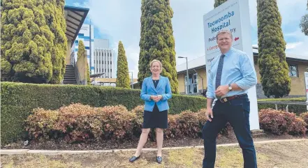  ?? Picture: Tobi Loftus ?? ELECTION COMMITMENT: Ros Bates and Trevor Watts outside the Toowoomba Hospital.
