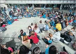  ?? ALEJANDRO GARCÍA / EFE ?? La concentrac­ió d’ahir d’estudiants de l’Institut del Teatre