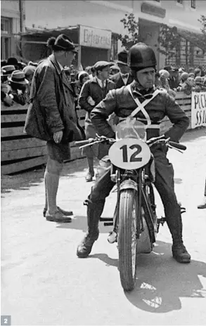  ??  ?? 2. Grand Prix d’Autriche 1932. Les trois Jawa 500 d’usine sont alignées comme à la parade. Patchett porte le n° 9.