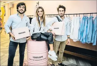  ?? LLIBERT TEIXIDÓ ?? Diego Arroyo, Inés Arroyo i Cristian Badia, en el seu guideshop de Barcelona