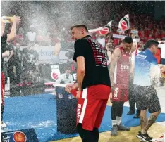  ?? Foto: Daniel Karmann, dpa ?? Da knallen die Sektkorken: Das Bamberger Basketball Team feiert mal wieder die Meistersch­aft.