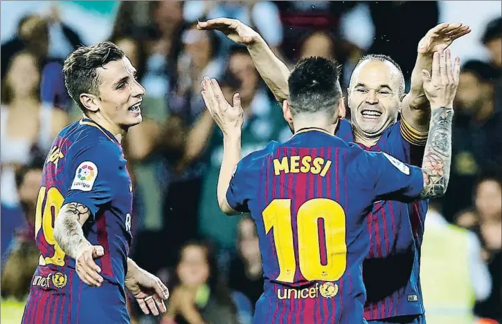  ?? MANU FERNANDEZ / AP ?? Iniesta, exultante, se abraza con Messi en presencia de Digne para celebrar el segundo gol del Barcelona