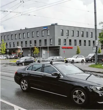  ?? Foto: Andreas Lode ?? Das tägliche Warten auf den richtigen Augenblick: Wer in Stadtberge­n vom Nestackerw­eg in die Bismarckst­raße abbiegen will, braucht gerade im Berufsverk­ehr viel Geduld. Jetzt soll eine Ampel die Situation entspannen.