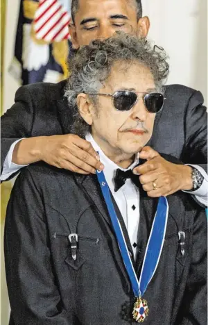  ?? BILD: SN/AP ?? Bei diesem Gesichtsau­sdruck könnte der Verdacht entstehen, dass es Bob Dylan komplett egal ist, wenn man ihm Preise umhängt.
